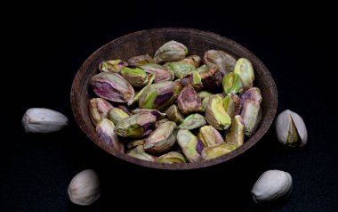 Kurutulmuş şam fıstığı, Pistacchio Verde di Bronte D.O.P gibi ödüllü İtalyan seçenekleri de dahil olmak üzere çeşitli çeşitlerde bulunan çeşitli faydaları olan bir tür fındık türüdür..