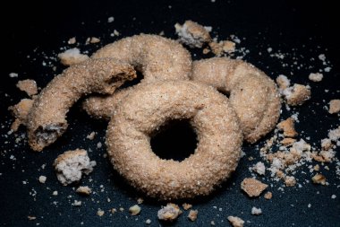 Kırmızı şarap çörekleri geleneksel Molise bisküvileridir, un, şeker, yağ ve kırmızı şarap gibi basit malzemelerle kolayca yapılır (tercihen Tintilia).).