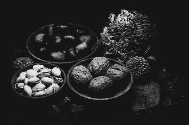 Yine de hayat, bir öyküsü olmayan, insan eylemlerini ve olaylarını tasvir etmeyen, meyve ya da yiyecek gibi cansız şeyleri temsil eden bir türdür.