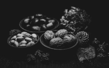 Yine de hayat, bir öyküsü olmayan, insan eylemlerini ve olaylarını tasvir etmeyen, meyve ya da yiyecek gibi cansız şeyleri temsil eden bir türdür.