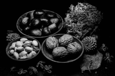 Yine de hayat, bir öyküsü olmayan, insan eylemlerini ve olaylarını tasvir etmeyen, meyve ya da yiyecek gibi cansız şeyleri temsil eden bir türdür.