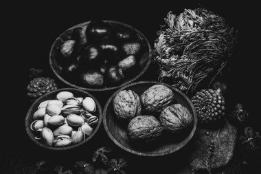 Yine de hayat, bir öyküsü olmayan, insan eylemlerini ve olaylarını tasvir etmeyen, meyve ya da yiyecek gibi cansız şeyleri temsil eden bir türdür.