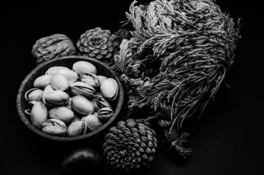 Yine de hayat, bir öyküsü olmayan, insan eylemlerini ve olaylarını tasvir etmeyen, meyve ya da yiyecek gibi cansız şeyleri temsil eden bir türdür.