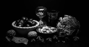 Yine de hayat, bir öyküsü olmayan, insan eylemlerini ve olaylarını tasvir etmeyen, meyve ya da yiyecek gibi cansız şeyleri temsil eden bir türdür.