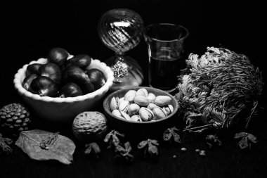 Yine de hayat, bir öyküsü olmayan, insan eylemlerini ve olaylarını tasvir etmeyen, meyve ya da yiyecek gibi cansız şeyleri temsil eden bir türdür.