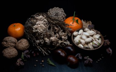 Yine de hayat, bir öyküsü olmayan, insan eylemlerini ve olaylarını tasvir etmeyen, meyve ya da yiyecek gibi cansız şeyleri temsil eden bir türdür.