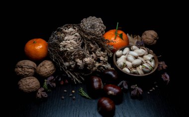 Yine de hayat, bir öyküsü olmayan, insan eylemlerini ve olaylarını tasvir etmeyen, meyve ya da yiyecek gibi cansız şeyleri temsil eden bir türdür.