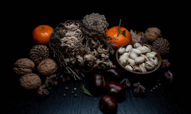 Yine de hayat, bir öyküsü olmayan, insan eylemlerini ve olaylarını tasvir etmeyen, meyve ya da yiyecek gibi cansız şeyleri temsil eden bir türdür.