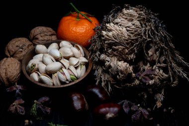 Yine de hayat, bir öyküsü olmayan, insan eylemlerini ve olaylarını tasvir etmeyen, meyve ya da yiyecek gibi cansız şeyleri temsil eden bir türdür.