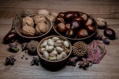 Yine de hayat, bir öyküsü olmayan, insan eylemlerini ve olaylarını tasvir etmeyen, meyve ya da yiyecek gibi cansız şeyleri temsil eden bir türdür.