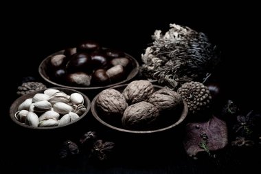 Yine de hayat, bir öyküsü olmayan, insan eylemlerini ve olaylarını tasvir etmeyen, meyve ya da yiyecek gibi cansız şeyleri temsil eden bir türdür.