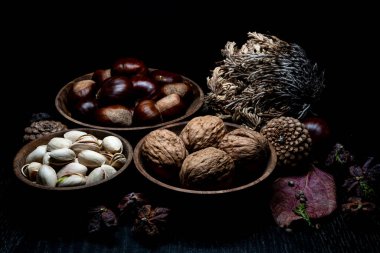 Yine de hayat, bir öyküsü olmayan, insan eylemlerini ve olaylarını tasvir etmeyen, meyve ya da yiyecek gibi cansız şeyleri temsil eden bir türdür.