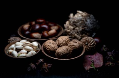 Yine de hayat, bir öyküsü olmayan, insan eylemlerini ve olaylarını tasvir etmeyen, meyve ya da yiyecek gibi cansız şeyleri temsil eden bir türdür.