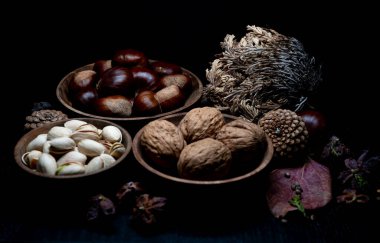 Yine de hayat, bir öyküsü olmayan, insan eylemlerini ve olaylarını tasvir etmeyen, meyve ya da yiyecek gibi cansız şeyleri temsil eden bir türdür.