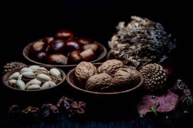 Yine de hayat, bir öyküsü olmayan, insan eylemlerini ve olaylarını tasvir etmeyen, meyve ya da yiyecek gibi cansız şeyleri temsil eden bir türdür.