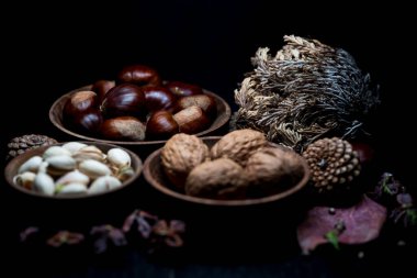 Yine de hayat, bir öyküsü olmayan, insan eylemlerini ve olaylarını tasvir etmeyen, meyve ya da yiyecek gibi cansız şeyleri temsil eden bir türdür.