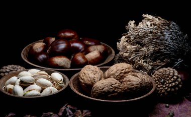 Yine de hayat, bir öyküsü olmayan, insan eylemlerini ve olaylarını tasvir etmeyen, meyve ya da yiyecek gibi cansız şeyleri temsil eden bir türdür.