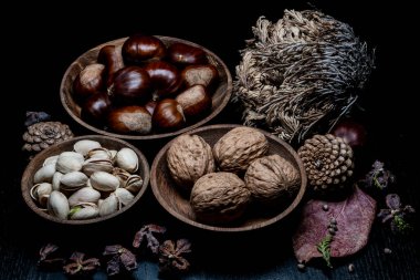 Yine de hayat, bir öyküsü olmayan, insan eylemlerini ve olaylarını tasvir etmeyen, meyve ya da yiyecek gibi cansız şeyleri temsil eden bir türdür.