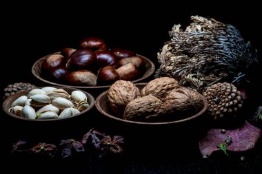 Yine de hayat, bir öyküsü olmayan, insan eylemlerini ve olaylarını tasvir etmeyen, meyve ya da yiyecek gibi cansız şeyleri temsil eden bir türdür.