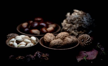 Yine de hayat, bir öyküsü olmayan, insan eylemlerini ve olaylarını tasvir etmeyen, meyve ya da yiyecek gibi cansız şeyleri temsil eden bir türdür.