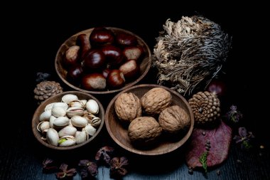Yine de hayat, bir öyküsü olmayan, insan eylemlerini ve olaylarını tasvir etmeyen, meyve ya da yiyecek gibi cansız şeyleri temsil eden bir türdür.