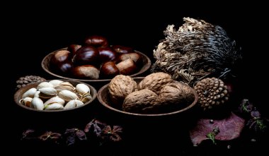 Yine de hayat, bir öyküsü olmayan, insan eylemlerini ve olaylarını tasvir etmeyen, meyve ya da yiyecek gibi cansız şeyleri temsil eden bir türdür.