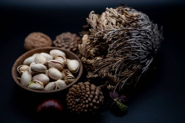 Yine de hayat, bir öyküsü olmayan, insan eylemlerini ve olaylarını tasvir etmeyen, meyve ya da yiyecek gibi cansız şeyleri temsil eden bir türdür.