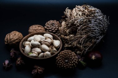 Yine de hayat, bir öyküsü olmayan, insan eylemlerini ve olaylarını tasvir etmeyen, meyve ya da yiyecek gibi cansız şeyleri temsil eden bir türdür.