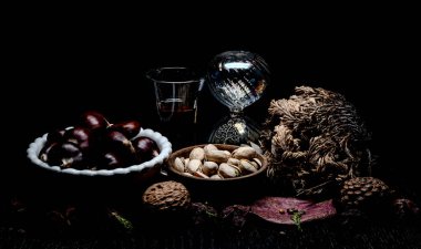 Yine de hayat, bir öyküsü olmayan, insan eylemlerini ve olaylarını tasvir etmeyen, meyve ya da yiyecek gibi cansız şeyleri temsil eden bir türdür.