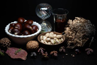 Yine de hayat, bir öyküsü olmayan, insan eylemlerini ve olaylarını tasvir etmeyen, meyve ya da yiyecek gibi cansız şeyleri temsil eden bir türdür.