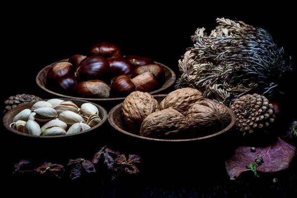 Yine de hayat, bir öyküsü olmayan, insan eylemlerini ve olaylarını tasvir etmeyen, meyve ya da yiyecek gibi cansız şeyleri temsil eden bir türdür.