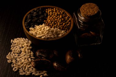 Yine de hayat, bir öyküsü olmayan, insan eylemlerini ve olaylarını tasvir etmeyen, meyve ya da yiyecek gibi cansız şeyleri temsil eden bir türdür.