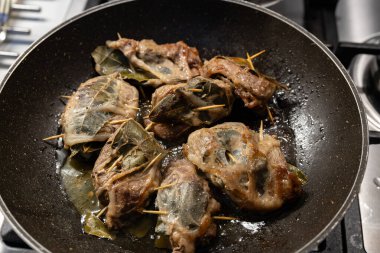 Köylü ailelerinin tipik bir tabağı, domuz hiçbir şey atıldı zaman ve yağ damlayan hiçbir korku yoktu tavaya; tam tersine, bu tam olarak iyi bir şeydi