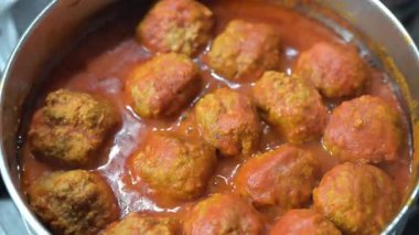 Domates soslu köfteler, tanıtılmaya ihtiyacı olmayan yemeklerden biridir: onları aromalarından, yavaş pişirmelerinden ve sosu paspaslamanız için sizi davet eden sostan hemen tanırsınız..