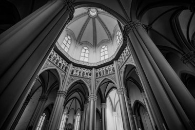 Castelpetroso, Molise. Madonna Addolorata 'nın mabedi. 28 Eylül 1890 'da ilk taşın atılmasıyla başlayan ve 1975' te tamamlanan mabet neo-gotik olarak inşa edilmiştir..