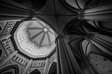 Castelpetroso, Molise. Madonna Addolorata 'nın mabedi. 28 Eylül 1890 'da ilk taşın atılmasıyla başlayan ve 1975' te tamamlanan mabet neo-gotik olarak inşa edilmiştir..