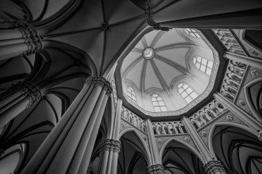 Castelpetroso, Molise. Madonna Addolorata 'nın mabedi. 28 Eylül 1890 'da ilk taşın atılmasıyla başlayan ve 1975' te tamamlanan mabet neo-gotik olarak inşa edilmiştir..