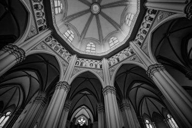 Castelpetroso, Molise. Madonna Addolorata 'nın mabedi. 28 Eylül 1890 'da ilk taşın atılmasıyla başlayan ve 1975' te tamamlanan mabet neo-gotik olarak inşa edilmiştir..