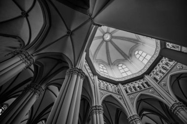 Castelpetroso, Molise. Madonna Addolorata 'nın mabedi. 28 Eylül 1890 'da ilk taşın atılmasıyla başlayan ve 1975' te tamamlanan mabet neo-gotik olarak inşa edilmiştir..