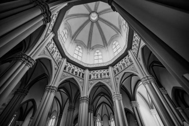 Castelpetroso, Molise. Madonna Addolorata 'nın mabedi. 28 Eylül 1890 'da ilk taşın atılmasıyla başlayan ve 1975' te tamamlanan mabet neo-gotik olarak inşa edilmiştir..