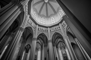 Castelpetroso, Molise. Madonna Addolorata 'nın mabedi. 28 Eylül 1890 'da ilk taşın atılmasıyla başlayan ve 1975' te tamamlanan mabet neo-gotik olarak inşa edilmiştir..