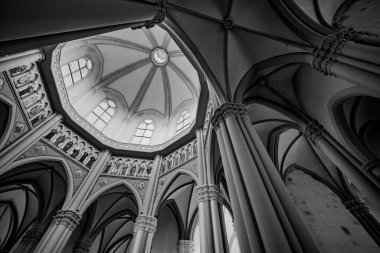 Castelpetroso, Molise. Madonna Addolorata 'nın mabedi. 28 Eylül 1890 'da ilk taşın atılmasıyla başlayan ve 1975' te tamamlanan mabet neo-gotik olarak inşa edilmiştir..