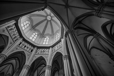 Castelpetroso, Molise. Madonna Addolorata 'nın mabedi. 28 Eylül 1890 'da ilk taşın atılmasıyla başlayan ve 1975' te tamamlanan mabet neo-gotik olarak inşa edilmiştir..