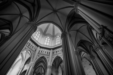 Castelpetroso, Molise. Madonna Addolorata 'nın mabedi. 28 Eylül 1890 'da ilk taşın atılmasıyla başlayan ve 1975' te tamamlanan mabet neo-gotik olarak inşa edilmiştir..