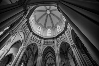 Castelpetroso, Molise. Madonna Addolorata 'nın mabedi. 28 Eylül 1890 'da ilk taşın atılmasıyla başlayan ve 1975' te tamamlanan mabet neo-gotik olarak inşa edilmiştir..