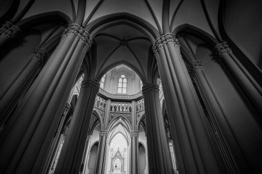 Castelpetroso, Molise. Madonna Addolorata 'nın mabedi. 28 Eylül 1890 'da ilk taşın atılmasıyla başlayan ve 1975' te tamamlanan mabet neo-gotik olarak inşa edilmiştir..
