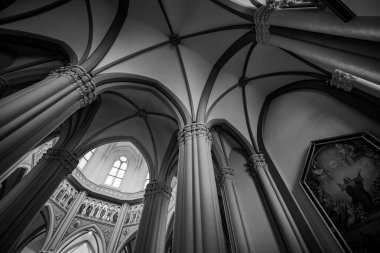 Castelpetroso, Molise. Madonna Addolorata 'nın mabedi. 28 Eylül 1890 'da ilk taşın atılmasıyla başlayan ve 1975' te tamamlanan mabet neo-gotik olarak inşa edilmiştir..