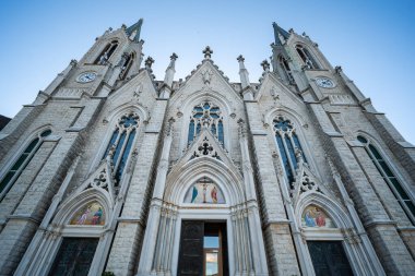 Castelpetroso, Molise. Madonna Addolorata 'nın mabedi. 28 Eylül 1890 'da ilk taşın atılmasıyla başlayan ve 1975' te tamamlanan mabet neo-gotik olarak inşa edilmiştir..