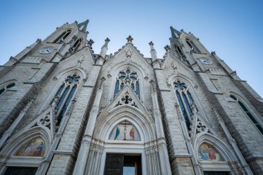 Castelpetroso, Molise. Madonna Addolorata 'nın mabedi. 28 Eylül 1890 'da ilk taşın atılmasıyla başlayan ve 1975' te tamamlanan mabet neo-gotik olarak inşa edilmiştir..