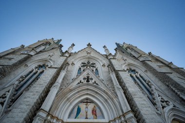 Castelpetroso, Molise. Madonna Addolorata 'nın mabedi. 28 Eylül 1890 'da ilk taşın atılmasıyla başlayan ve 1975' te tamamlanan mabet neo-gotik olarak inşa edilmiştir..